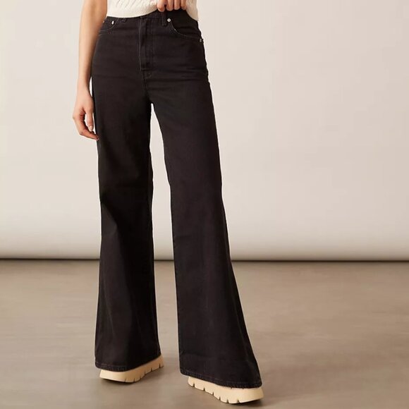 NWT Levi's High Loose Flare Jeans Size 27 x 32